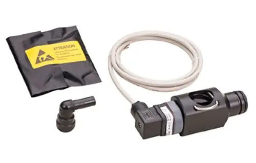 Grünbeck Produkt zur Leitfähigkeitsmessung, bestehend aus einem Sensor mit Kabel und einer Anschlussmuffe, verpackt in einer Anleitungshülle.